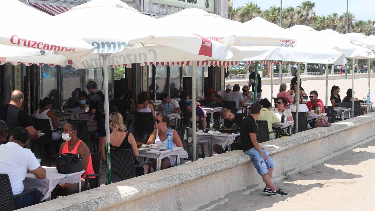 Un restaurante en la playa de València, en una imagen de archivo.