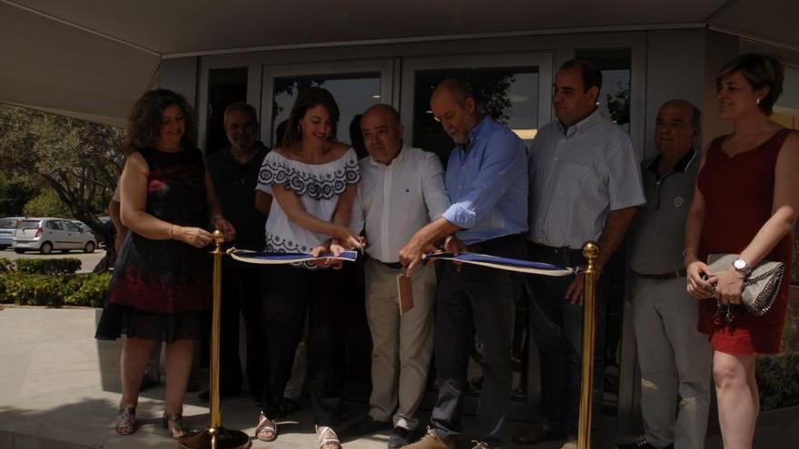 Autoridades municipales e insulares y representantes del centro comercial han cortado hoy la cinta inaugural