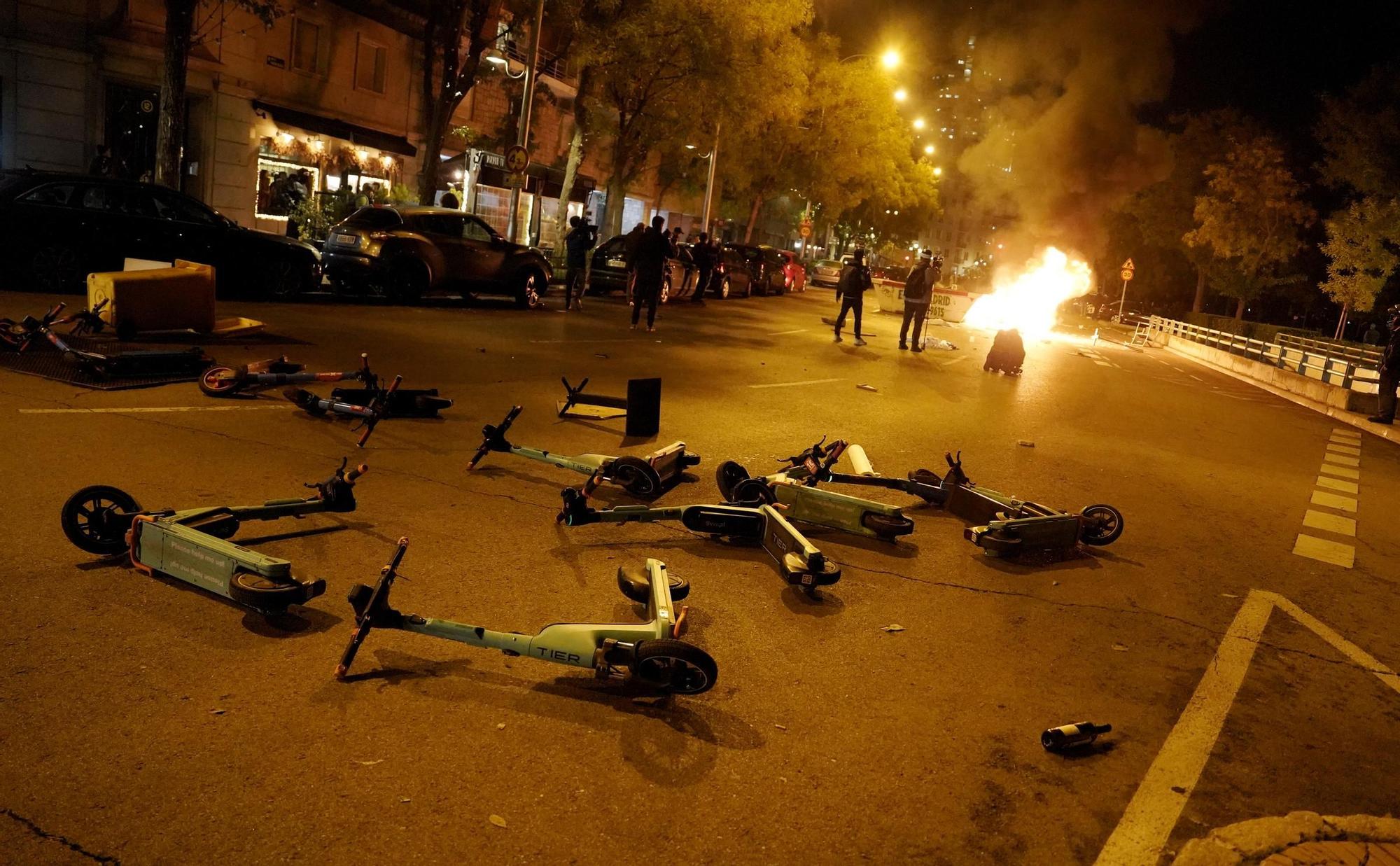 Varios manifestantes claman otra noche más contra la amnistía en varias zonas de Madrid, en imágenes