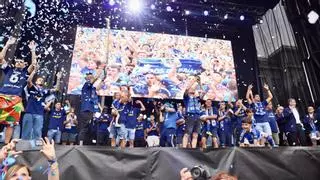 Oviedo canta su regreso: miles de aficionados llenan la calle Uría para terminar la fiesta por todo lo alto