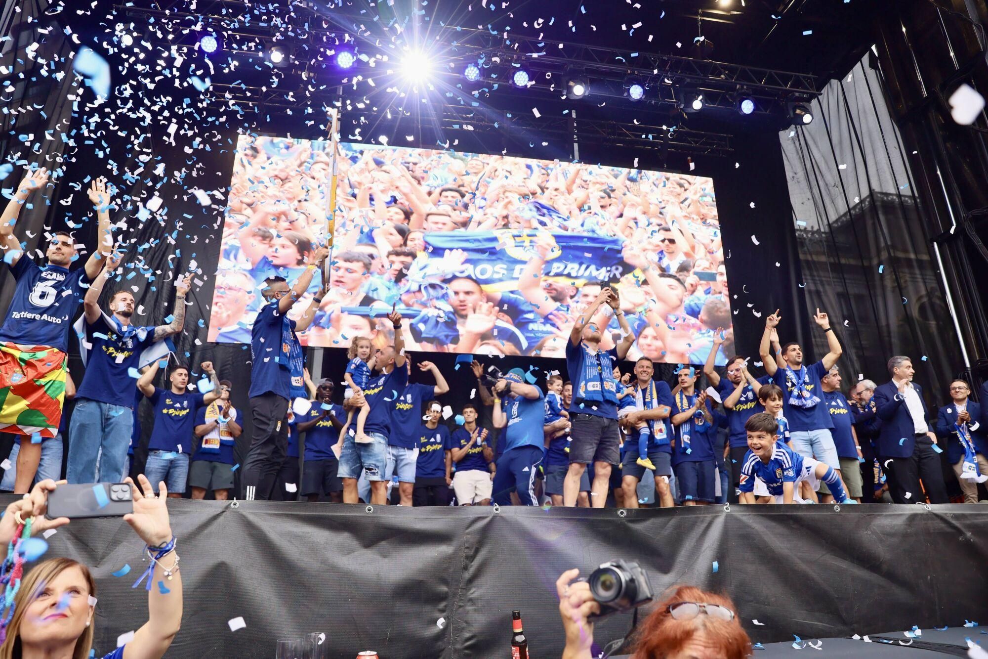 Locura azul en las calles de Oviedo para celebrar el ascenso del equipo a Primera División