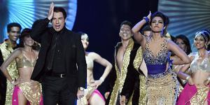 John Travolta balla amb Priyanka Chopra en la gala de l’Acadèmia de Cine de l’Índia