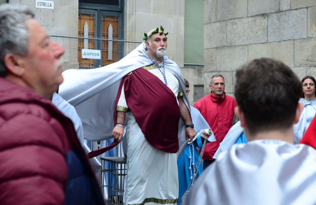El paso de la Santa Cena, cubierto por un plástico subiendo a toda prisa la calle Real debido a la lluvia . | Gonzalo Nuñez