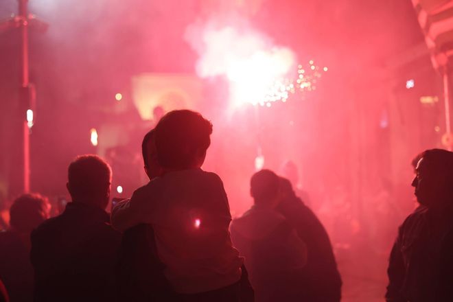 EN IMÁGENES | El fuego atiza la hoguera de San Juan en Oviedo