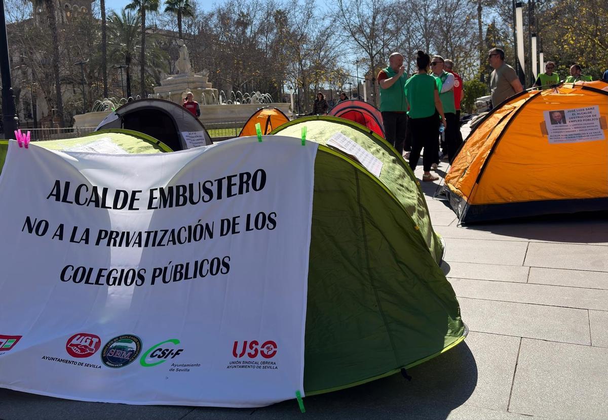 Acampada organizada por el Comité de Empresa del Ayuntamiento de Sevilla en Puerta Jerez