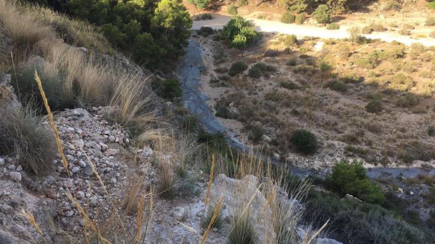 El Seprona investiga un vertido de lodo al barranco de Barbasena