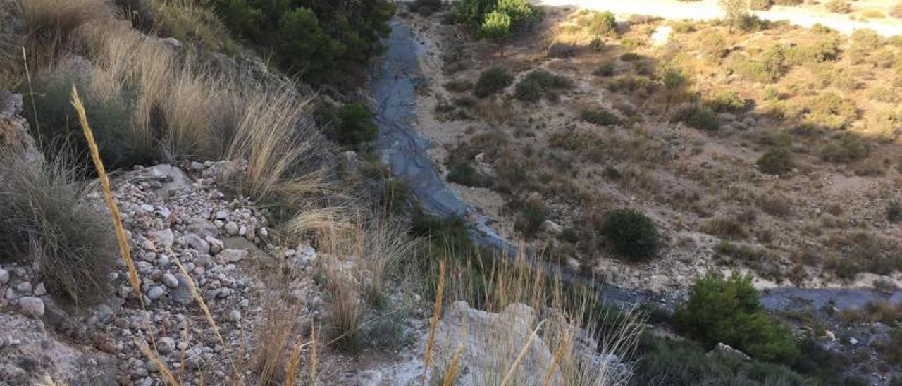 El vertido de aguas sucias y lodo en el barranco. | INFORMACIÓN