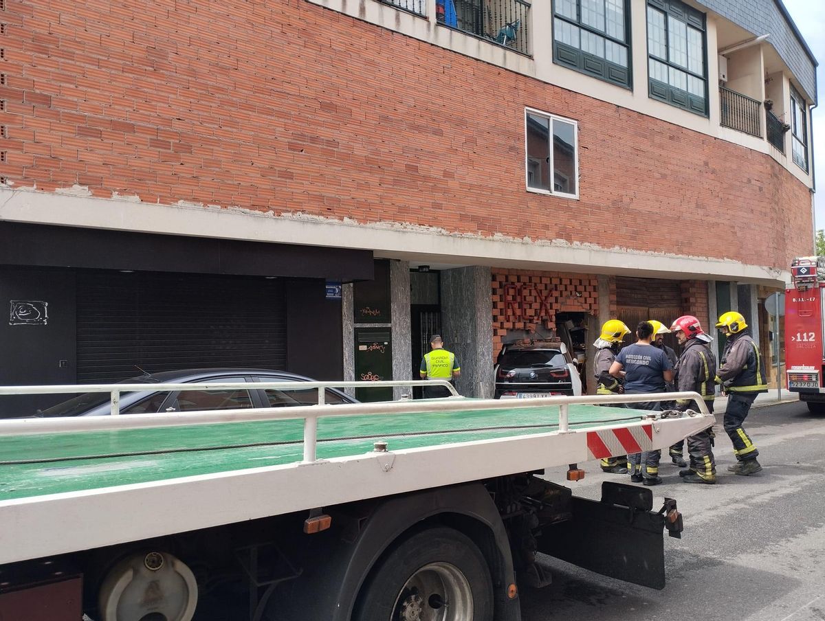 Aparatoso accidente en Guísamo al chocar un turismo contra un bajo.