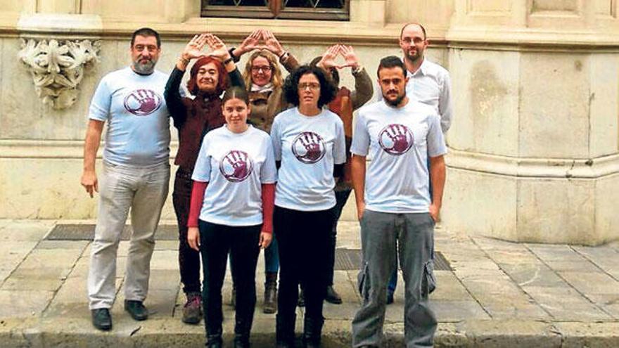 Los representantes de Podemos en el Consell de Mallorca posaron frente a la sede de la institución insular ataviados con camisetas contra la violencia de género.