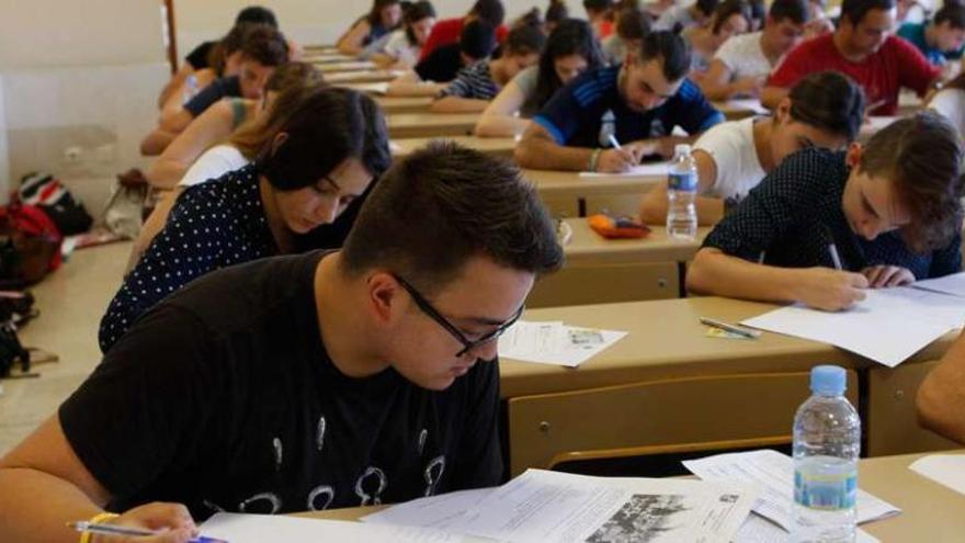 Los estudiantes, durante una de las pruebas de acceso en una de las aulas del Campus Viriato.