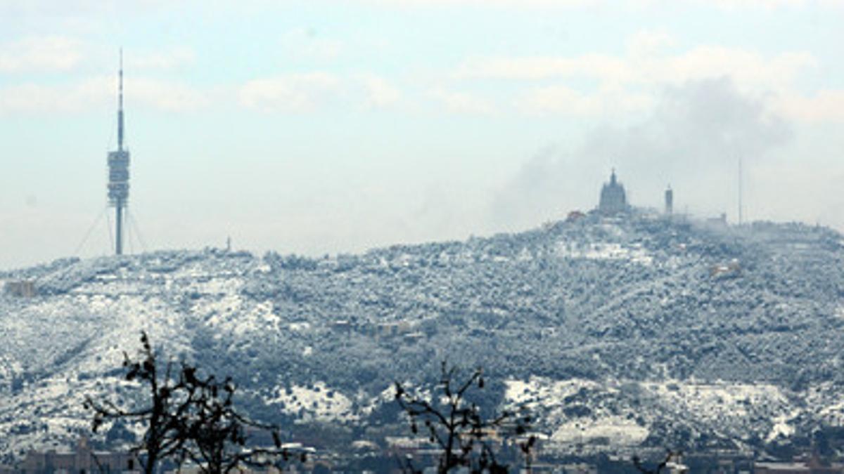 El Tibidabo preside una Barcelona nevada.