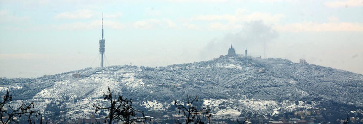 El Tibidabo presideix una Barcelona nevada.