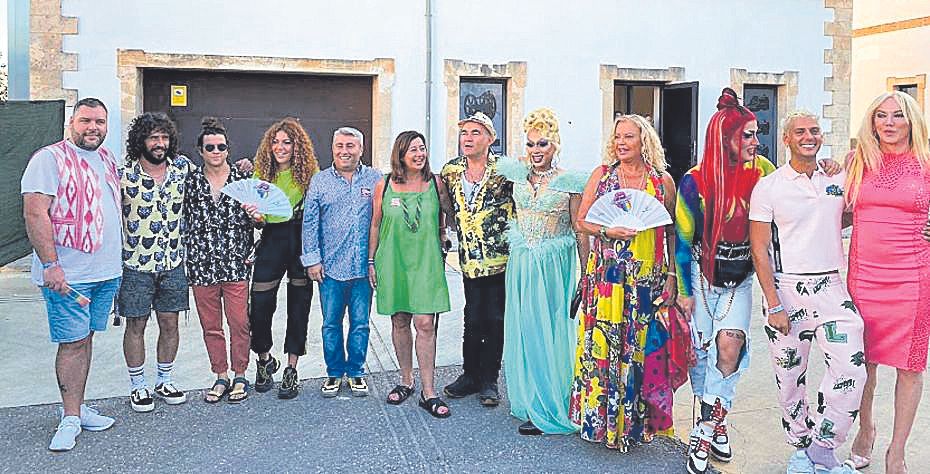 Virgilio Moreno y Francina Armengol con todos los artistas de Orgullosament Inca.