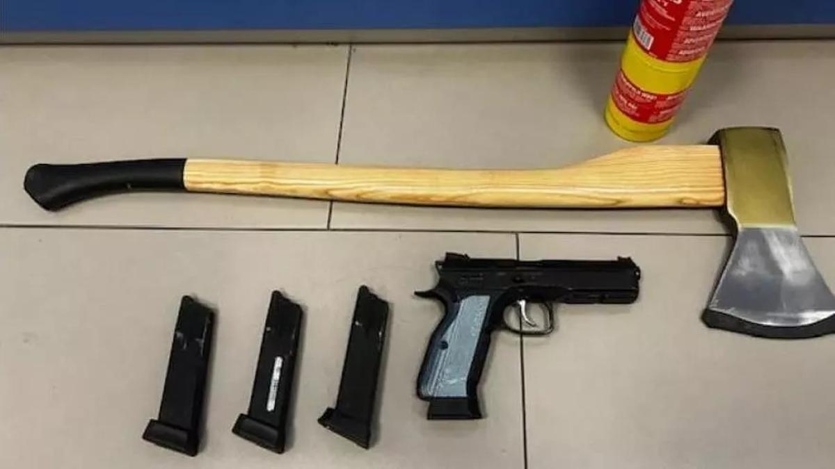 Die sichergestellten Waffen aus dem Kofferraum des Autofahrers.