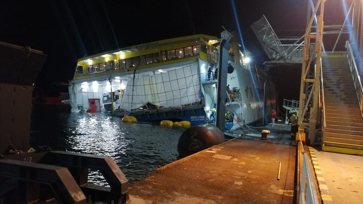 Rescatan el ferry encallado en Agaete