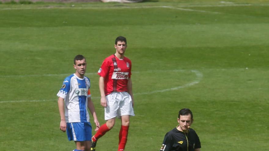 Josín, en las filas del Praviano, disputa un balón con Miguel del Real Avilés B la temporada pasada mara villamuza