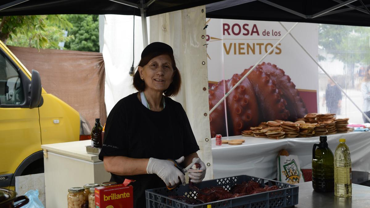 La responsable de Rosa de los Vientos, ayer cortando pulpo.