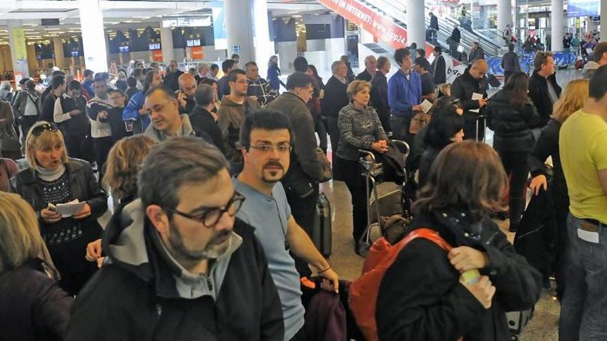 Diciembre de 2010 Los controladores provocaron el cierre del espacio aéreo