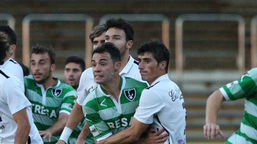 Gállego, a la espera del saque de una falta en el partido del domingo en Burgos, forcejea con el exjugador del Lealtad Jorge.