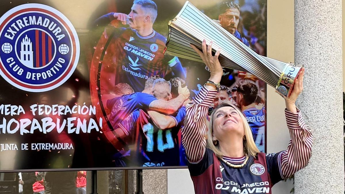 María Guardiola coge la copa de campeones del Extremadura.
