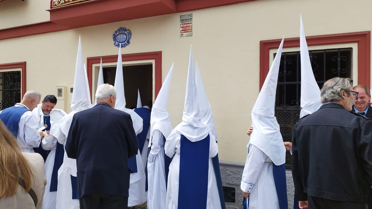 Siguen llegando nazarenos a la capilla de Nuestra Señora de los Ángeles, en la calle Recaredo. Todo listo para el inicio de la primera estación de penitencia de este Jueves Santo.