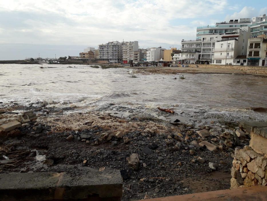 Calles y viviendas destrozadas tras las inundaciones en Sant Llorenç