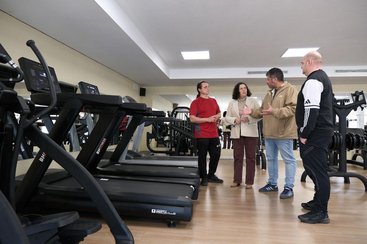 Belén do Campo charlando con Francisco Calo, segundo pola dereita, no ximnasio do complexo da piscina de Outes.