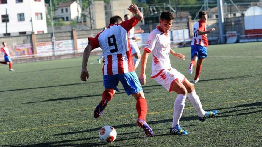 Una disputa de balón en el partido celebrado ayer en el Nuevo Nalón.