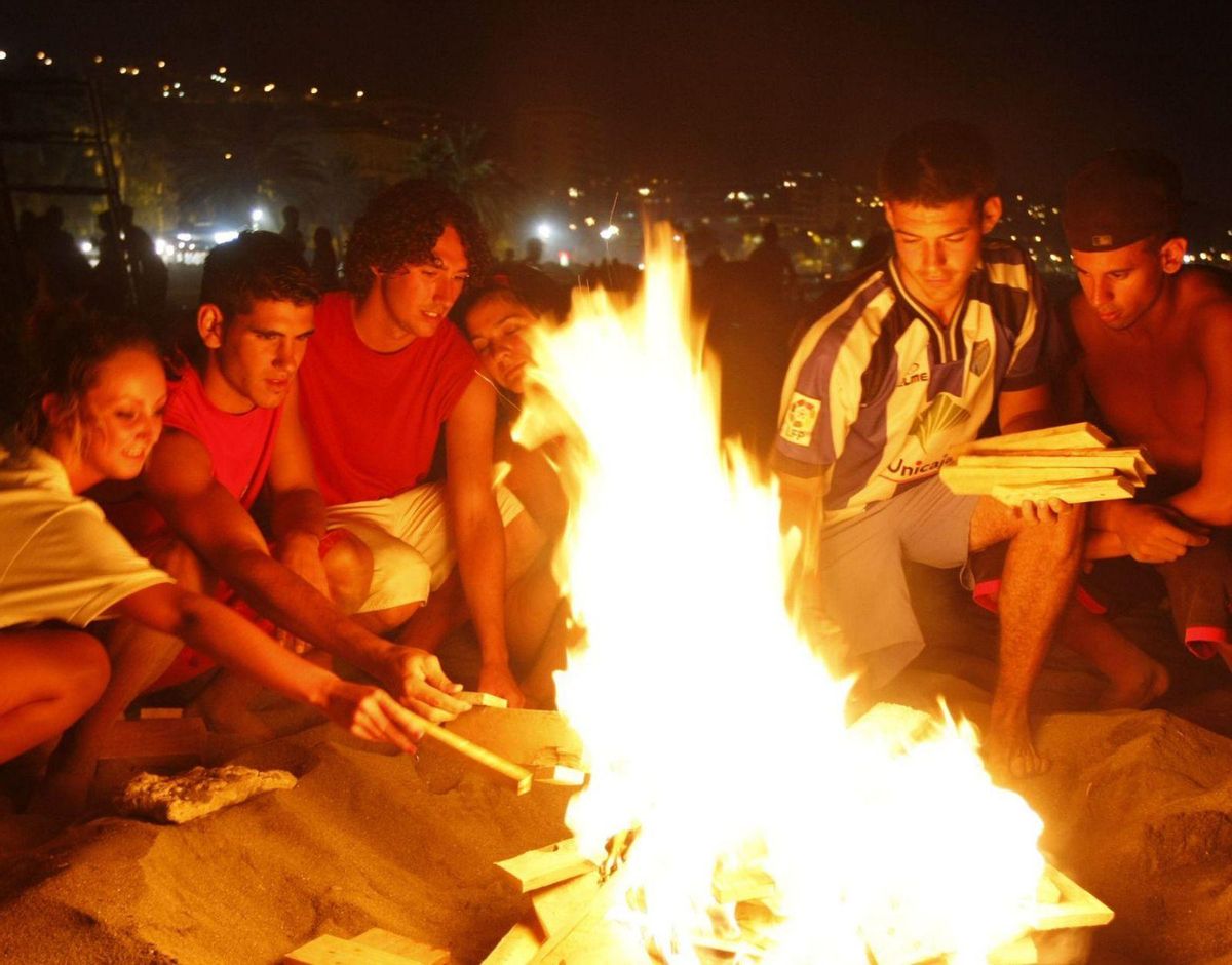 Estampas de familias enteras disfrutando de la noche más corta del año, con las típicas hogueras, en imágenes de archivo tomadas a lo largo y ancho del litoral costasoleño (1, 2, 3 y 4).