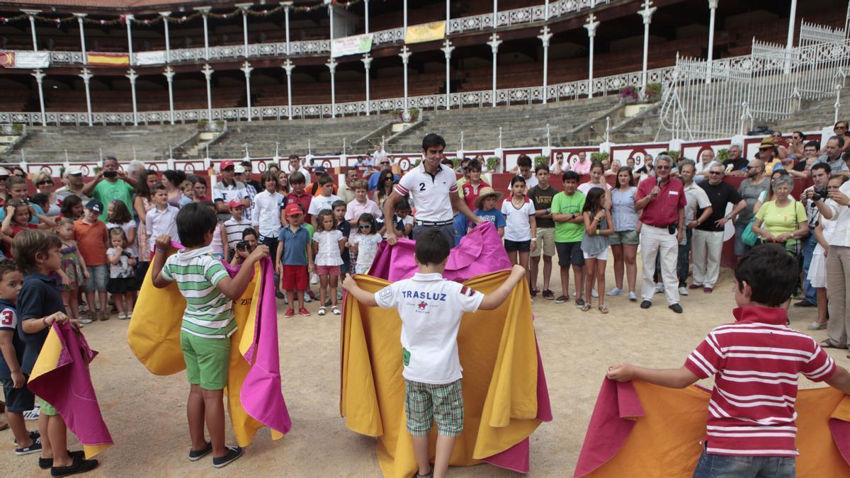 CLASE MAGISTRAL DEL TORERO MIGUEL PERERA EN LA PLAZA DE TOROS DE EL BIBIO. FERIA TAURINA DE BEGOÑA. TOROS. GIJON