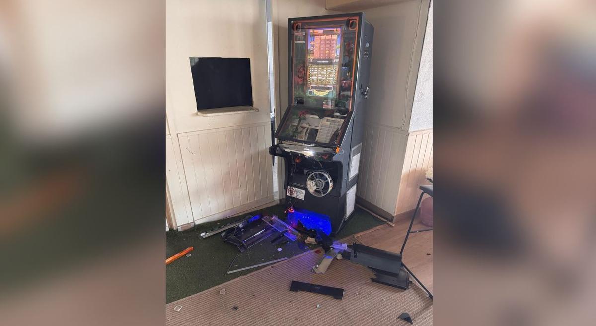 La máquina tragaperras del bar Bruma de Bueu, destrozada por los ladrones. Abril 2025.