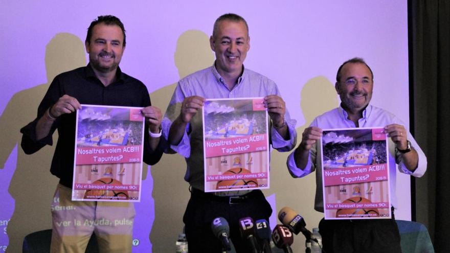 Guillem Boscana, en el centro, en la presentación de la campaña de abonados.