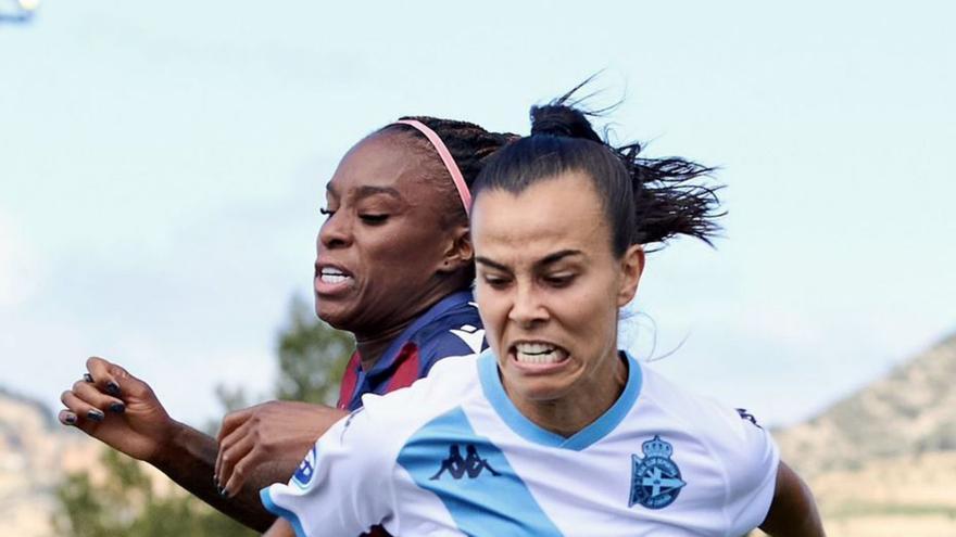 Raquel García pugna con una jugadora del Dépor Abanca. | La Liga F