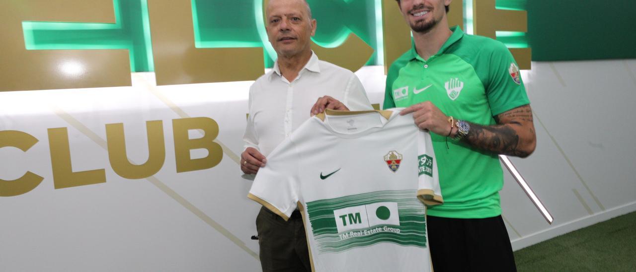 Álex Collado,  junto al presidente del Elche, Joaquín Buitrago, en su presentación