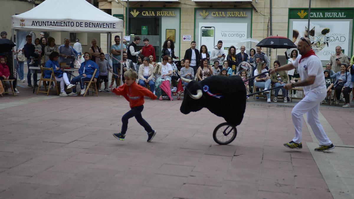 Otro joven recortador poniendo pies en polvorosa.