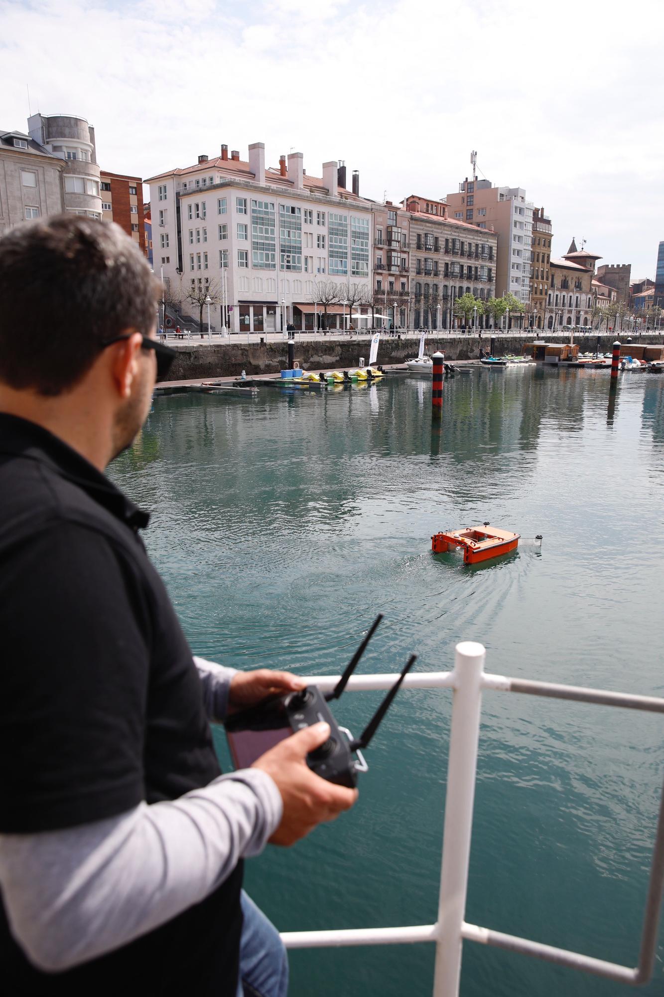 Una aspiradora para el mar: así es el dron que limpia la superficie del agua presentado en Gijón