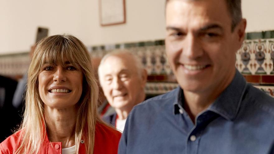 El presidente del Gobierno, Pedro Sánchez, y su esposa, Begoña Gómez, durante la jornada electoral de las europeas.