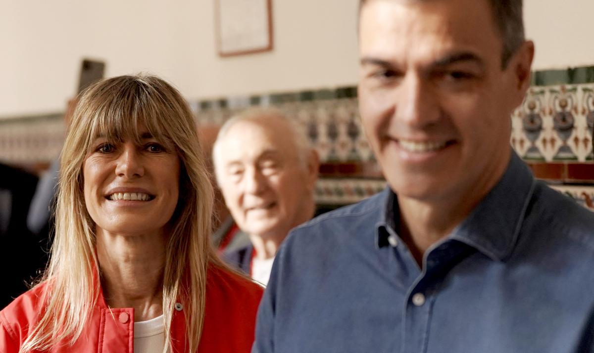 El presidente del Gobierno, Pedro Sánchez, y su esposa, Begoña Gómez, durante la jornada electoral de las europeas. 