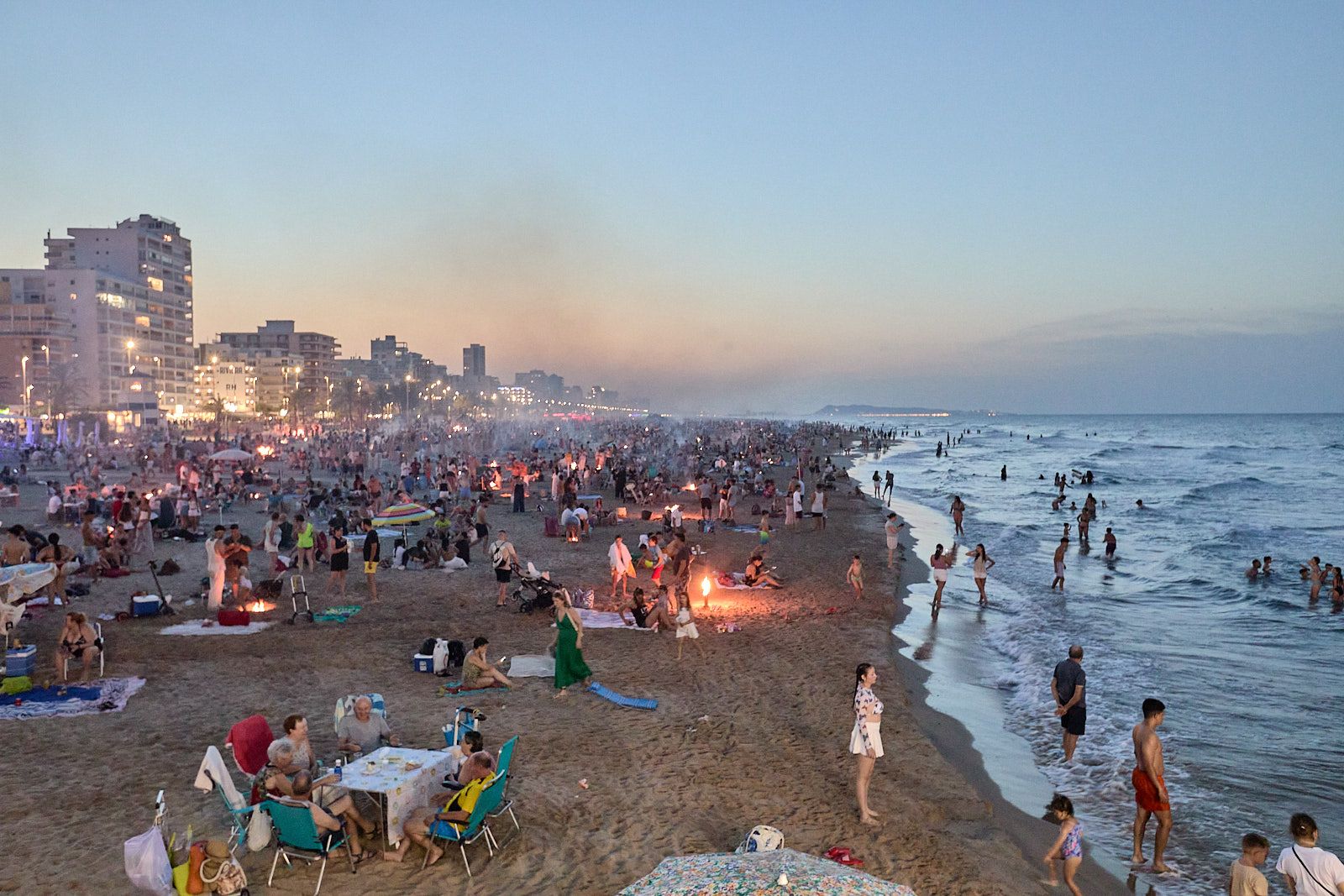 La afluencia de la playa de Gandia durante la fstividad de Sant Joan