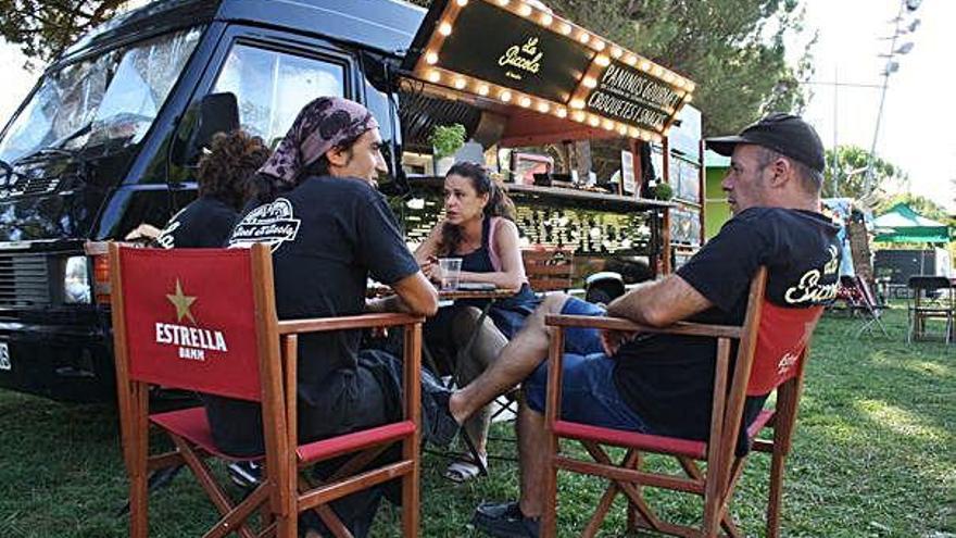 Visitants i paradistes ahir, asseguts davant un dels &#039;food trucks&#039;