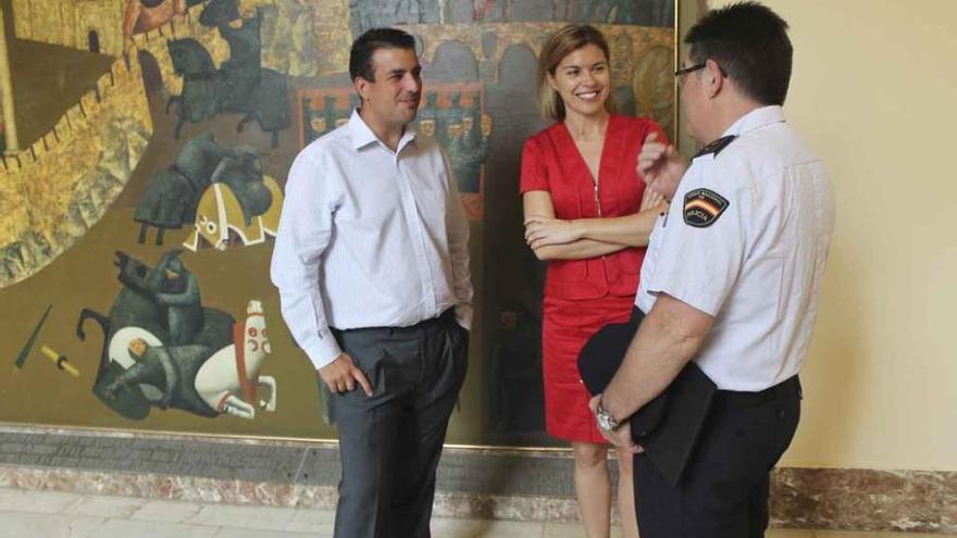Clara San Damián con Manuel Jiménez y Ubaldo de la Torre.