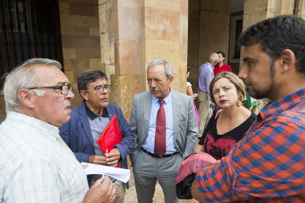 Minuto de silencio en el Ayuntamiento de Oviedo por las víctimas de la violencia machista