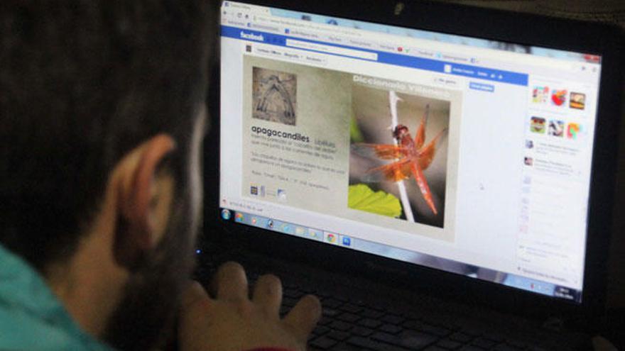 Un joven entra en Facebook