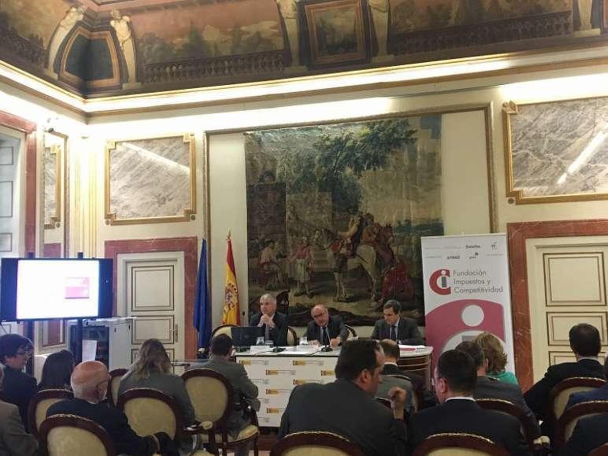 Santiago Lago, Benigno Pendas y Luis Briones, ayer, en Madrid. // F.M.