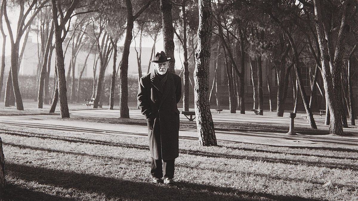 Pío Baroja, fotografiado por Nicolás Muller en el Retiro.