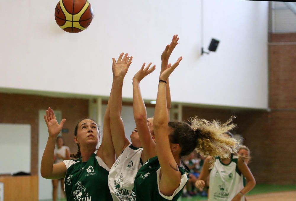 La V edición de la Liga Femenina GEAM arrancó en el Pabellón de Los Guindos de la capital con gran entusiasmo y se prolongará hasta el viernes con más de 200 jugadoras repartidas en 16 equipos