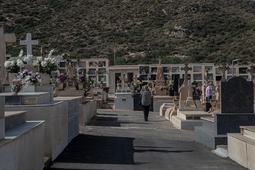 Víspera del día de Todos los Santos en el cementerio de Los Remedios de Cartagena