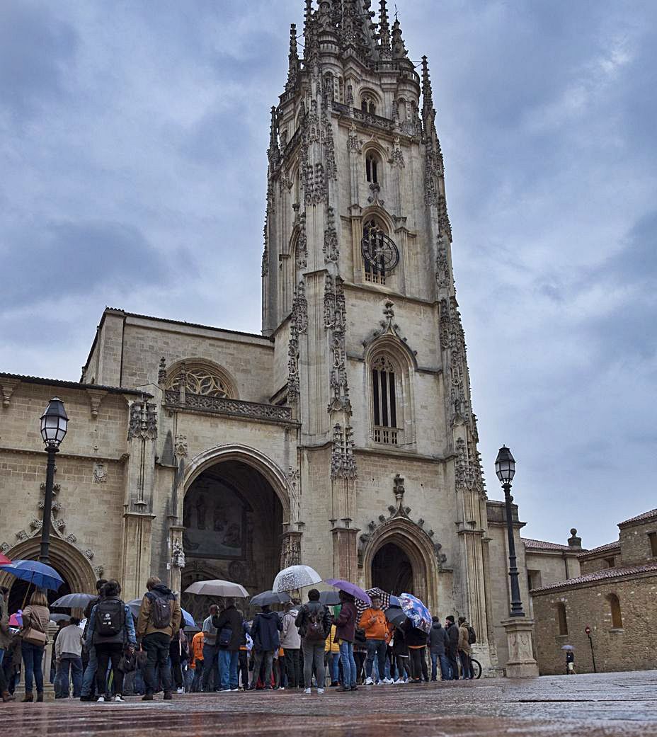 Una concentración de trabajadores ante la Catedral de Oviedo. | LNE