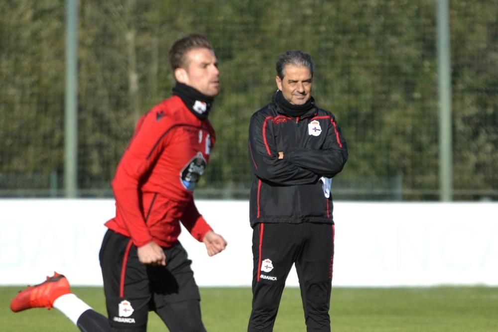 El técnico dispuso un entrenamiento táctico con diversas instrucciones para sus jugadores, quienes ensayaron acciones a balón parado.