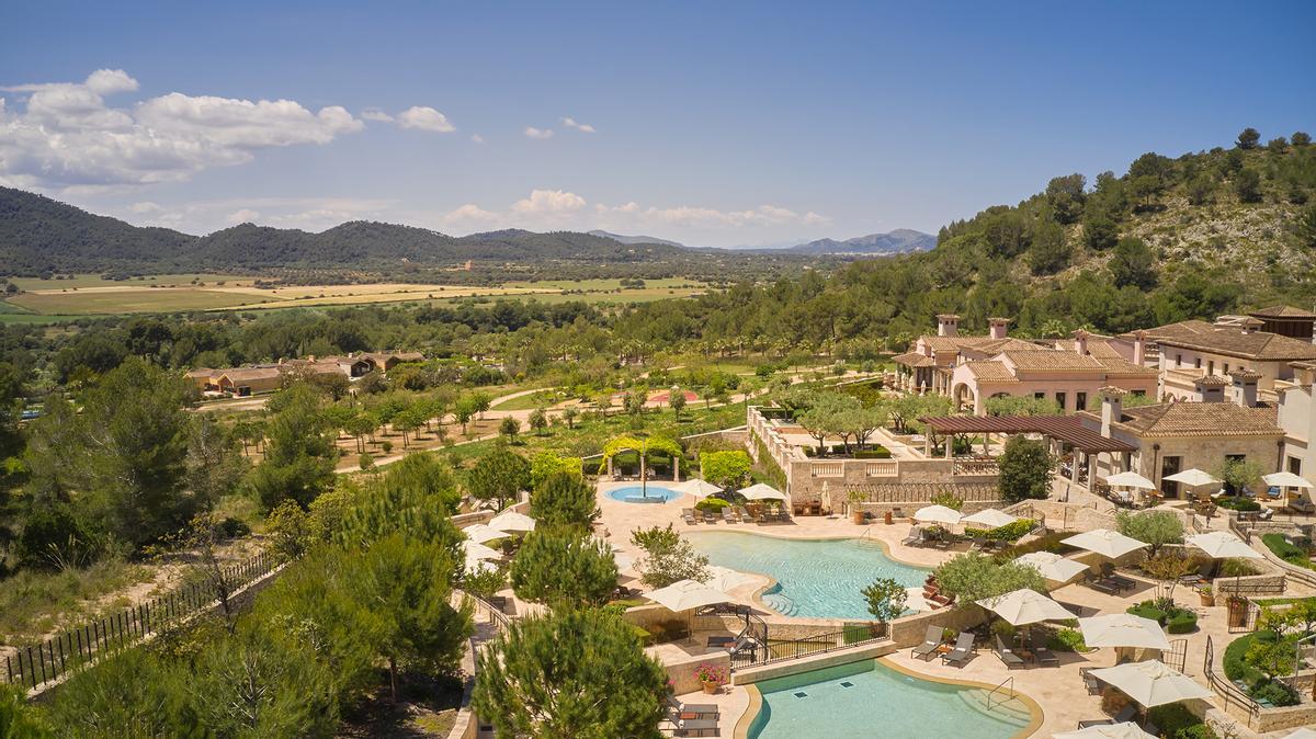 Su centro deportivo de alto nivel refuerza el posicionamiento del resort como destino de bienestar y estilo de vida activa.